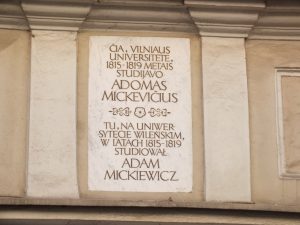 7. pav. Adomo Mickevičiaus memorialinė lenta prie Vilniaus universiteto